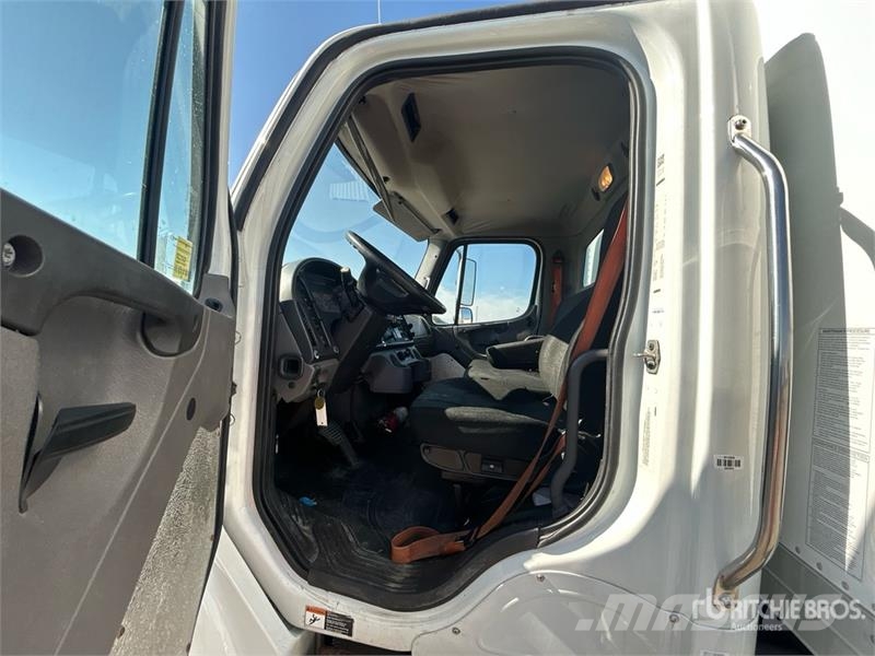 Freightliner M2 106 Sanduk kamioni