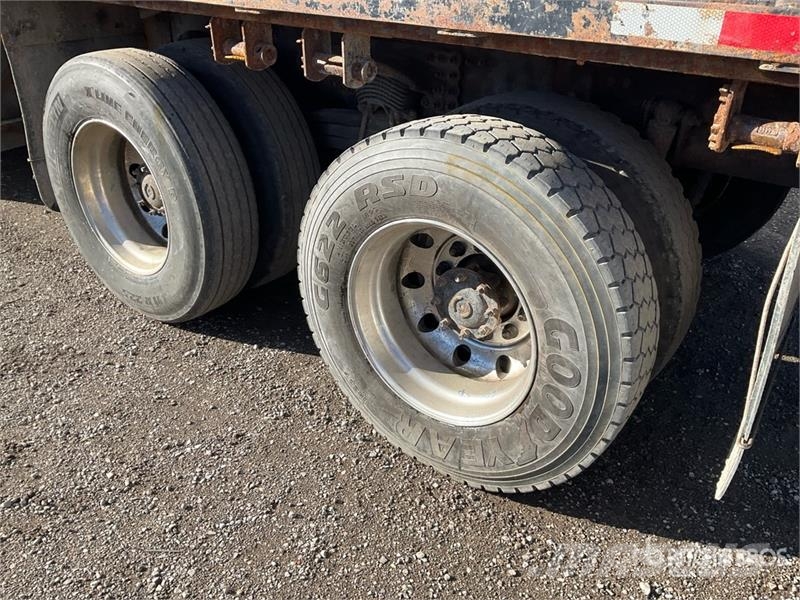 Freightliner M2 106 平板栏板货车