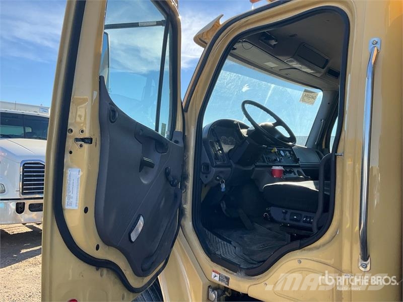 Freightliner M2 106 Sanduk kamioni