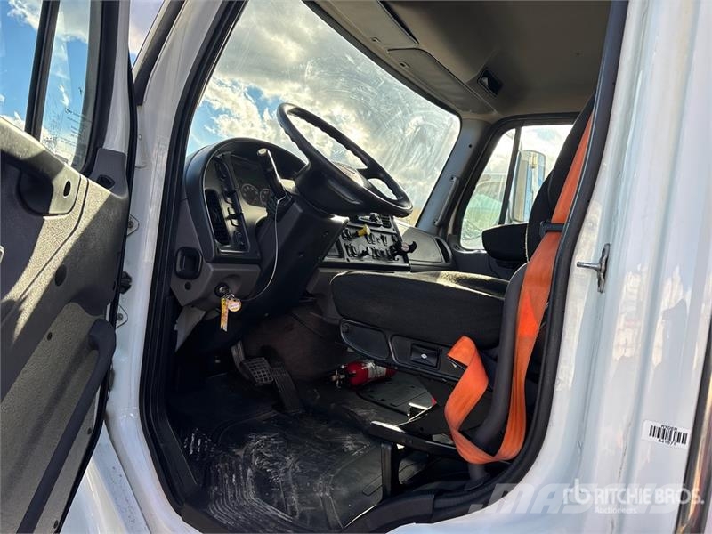 Freightliner M2 106 Camion a temperatura controllata