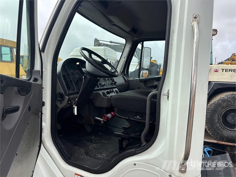 Freightliner M2 106 Cabines e interior
