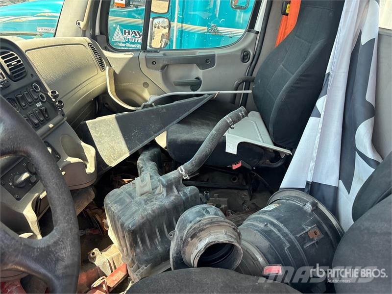 Freightliner M2 106 Cabinas e interior