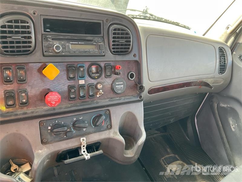 Freightliner M2 106 平板栏板货车