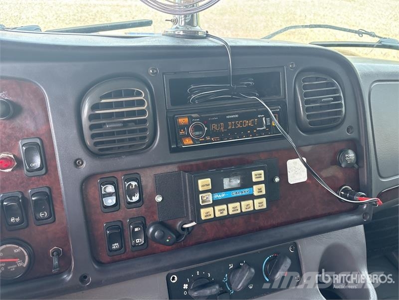 Freightliner M2 106 4x2 Extended Cab Rollback Truck Hinausautot