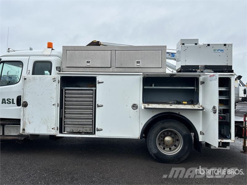 Freightliner M2 106 4x2 Extended Cab Service Truck Plogbilar
