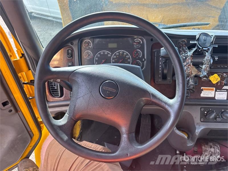 Freightliner M2 106 4x2 Van Truck Furgoonautod