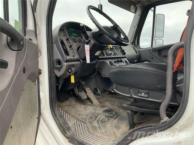 Freightliner M2 106 4x2 Van Truck Bakwagens met gesloten opbouw