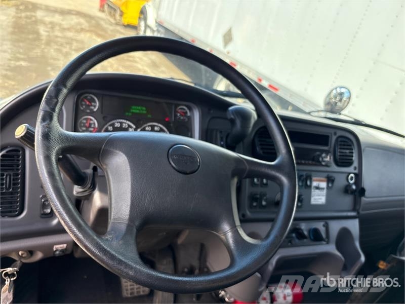 Freightliner M2 106 4x2 Standard commercial box/van truck Van T Sanduk kamioni