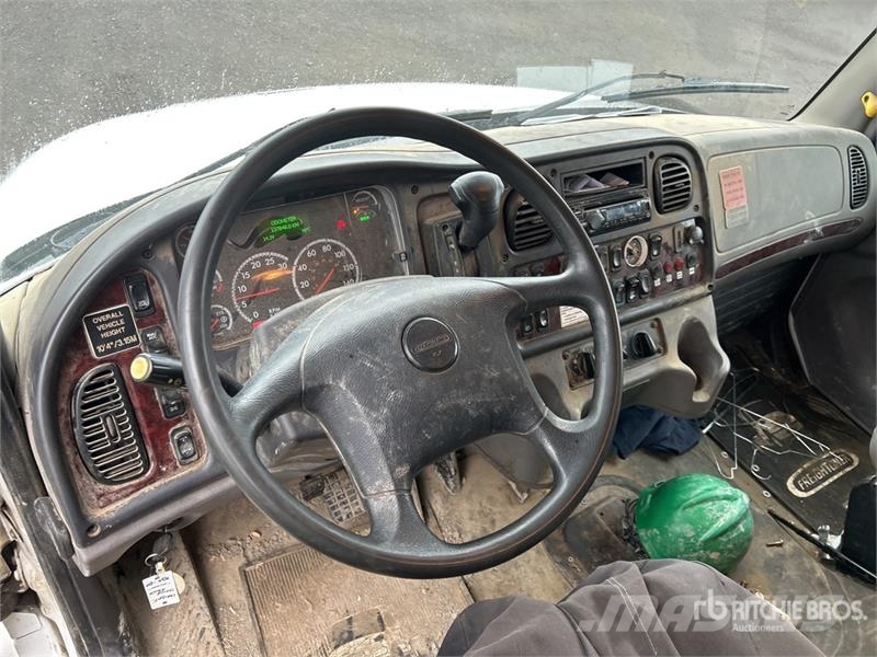 Freightliner M2 106 4x2 Extended Cab Service Truck Plogbilar