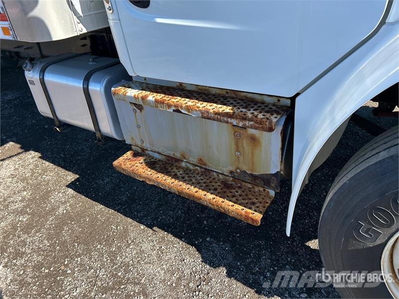 Freightliner M2 106 4x2 Van Truck Фургони