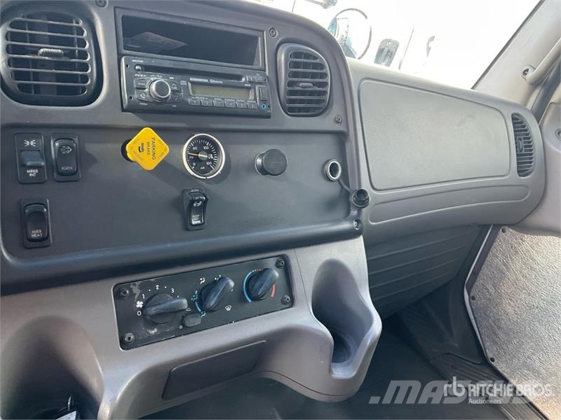 Freightliner M2 106 4x2 Van Truck Furgoonautod