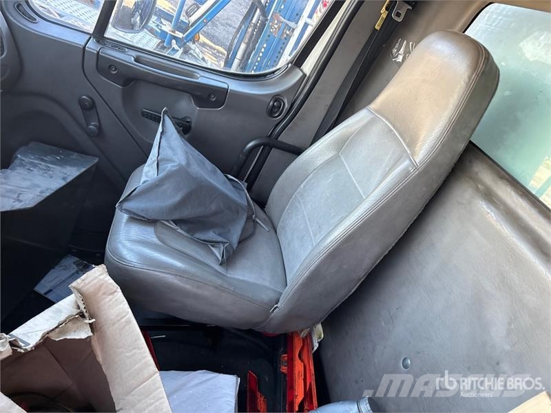 Freightliner M2 106 4x2 Van Truck Sunkvežimiai su dengtu kėbulu
