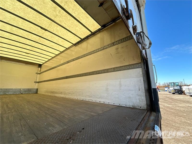 Freightliner M2 106 4x2 Van Truck Фургони