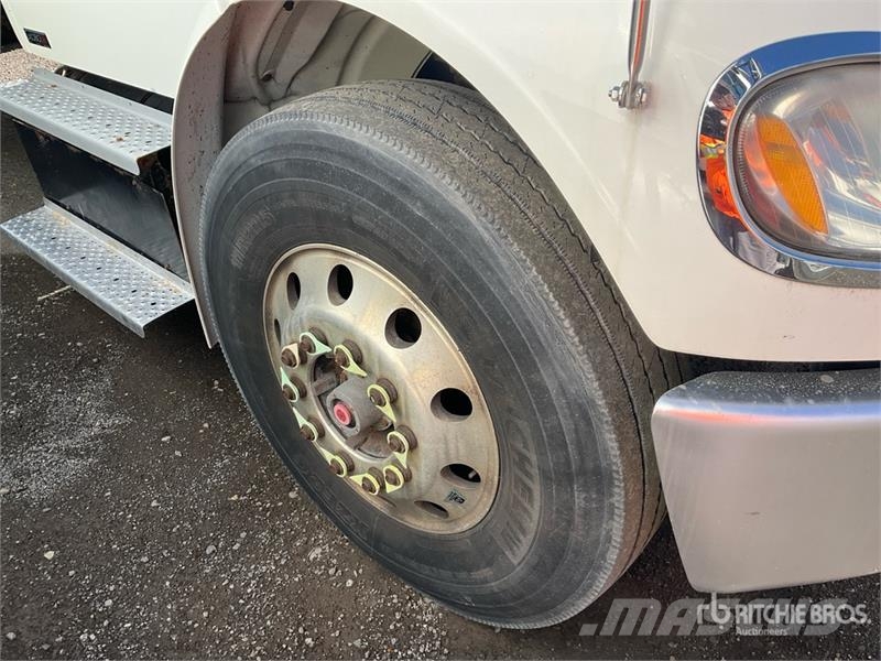 Freightliner M2 106 4x2 Van Truck Furgoonautod