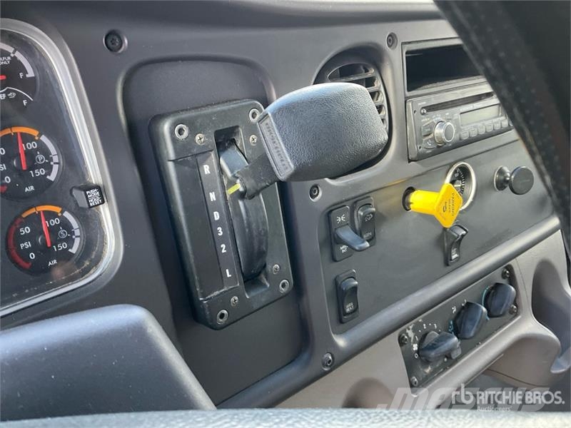 Freightliner M2 106 4x2 Van Truck Furgoonautod