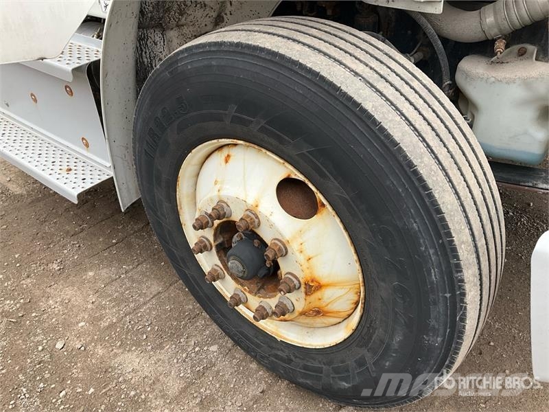 Freightliner M2 106 4x2 Van Truck Bakwagens met gesloten opbouw