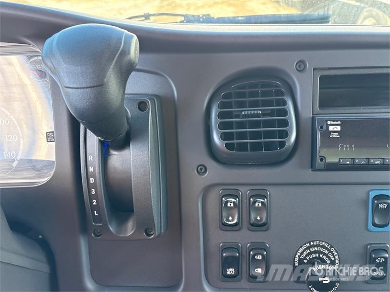 Freightliner M2 106 4x2 Standard commercial box/van truck Van T Sanduk kamioni