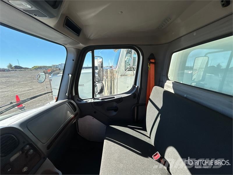Freightliner M2 106 4x2 Van Truck Фургони
