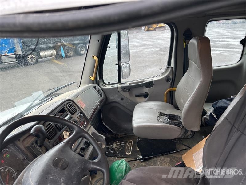 Freightliner M2 106 4x2 Extended Cab Service Truck Plogbilar