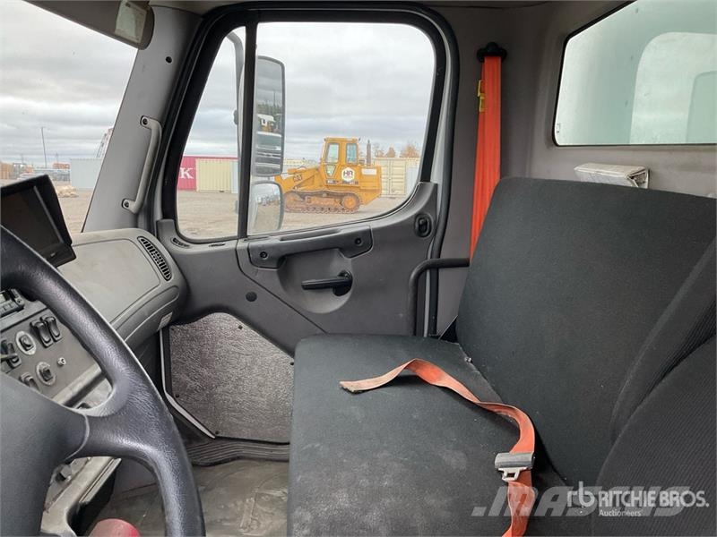 Freightliner M2 106 4x2 Van Truck Bakwagens met gesloten opbouw