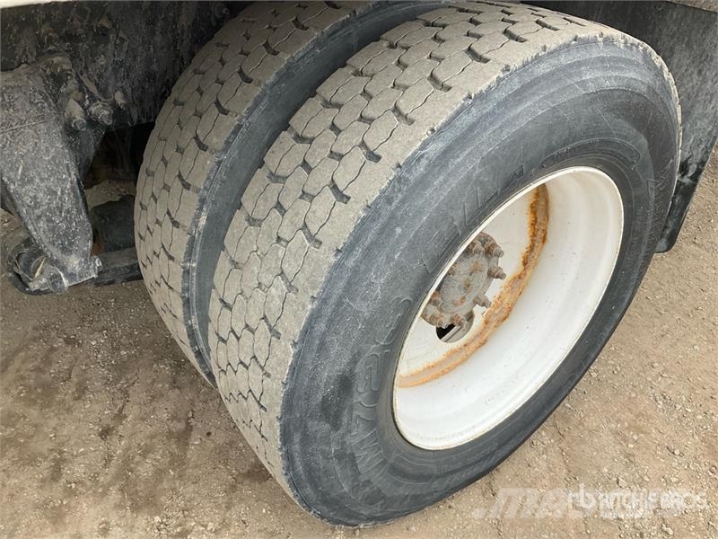 Freightliner M2 106 4x2 Van Truck Bakwagens met gesloten opbouw