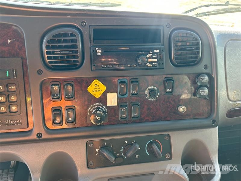 Freightliner M2 106 4x2 Van Truck Фургони