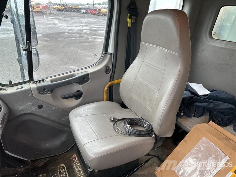 Freightliner M2 106 4x2 Extended Cab Service Truck Plogbilar