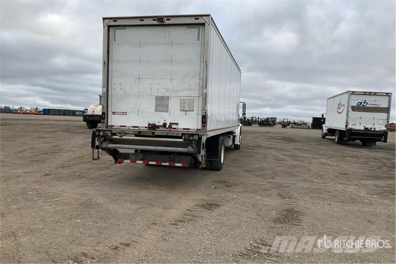 Freightliner M2 106 4x2 Van Truck Bakwagens met gesloten opbouw