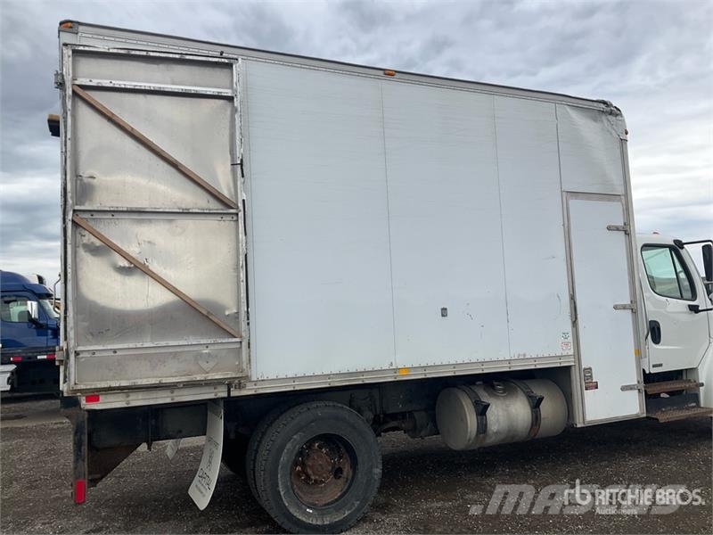 Freightliner M2 106 4x2 Van Truck Bakwagens met gesloten opbouw