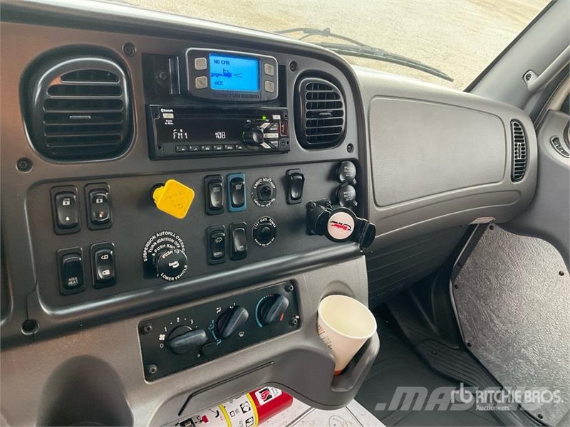 Freightliner M2 106 4x2 Van Truck Sanduk kamioni