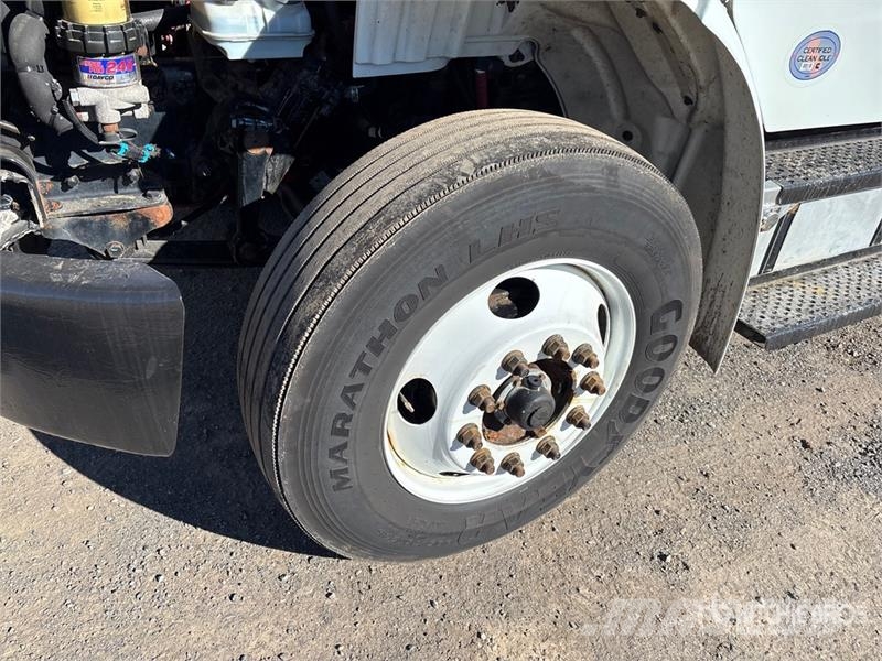 Freightliner M2 106 4x2 Van Truck Umpikorikuorma-autot