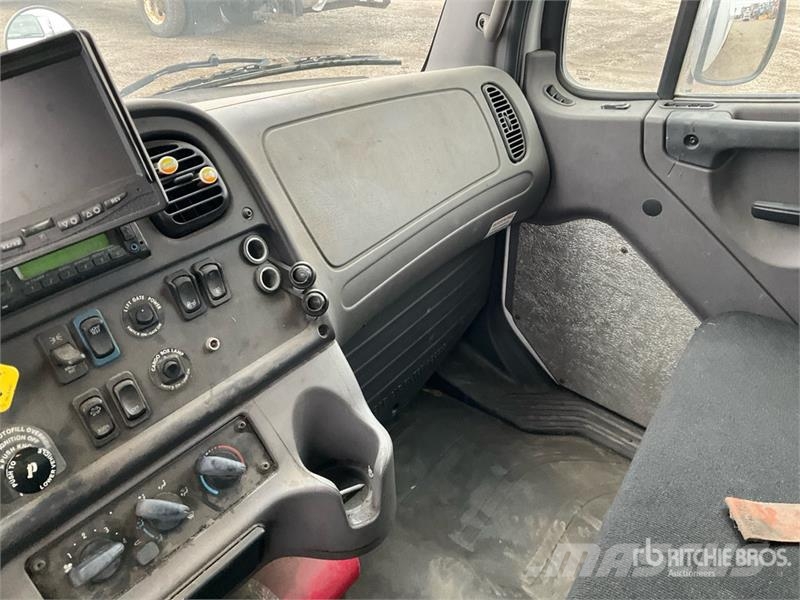 Freightliner M2 106 4x2 Van Truck Bakwagens met gesloten opbouw