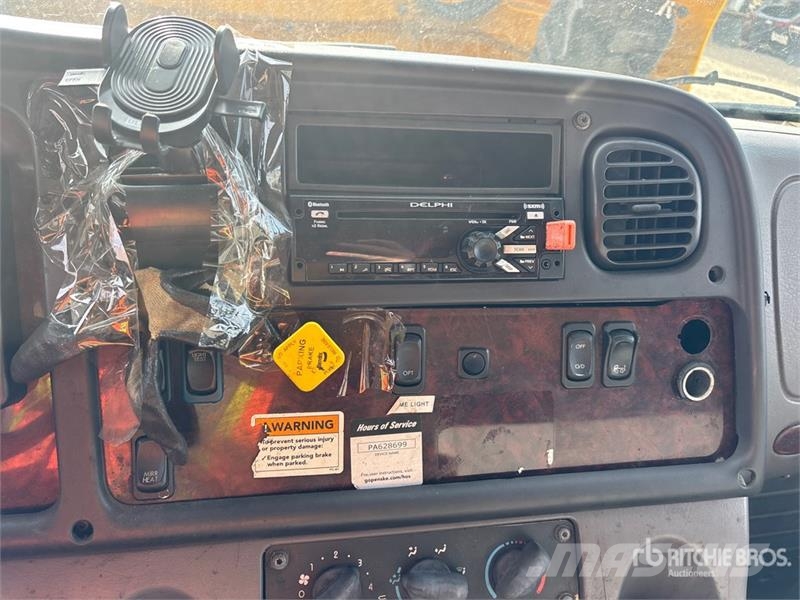 Freightliner M2 106 4x2 Van Truck Furgoonautod