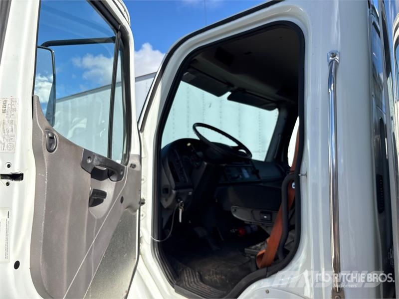 Freightliner M2 106 4x2 Standard commercial box/van truck Van T Sanduk kamioni