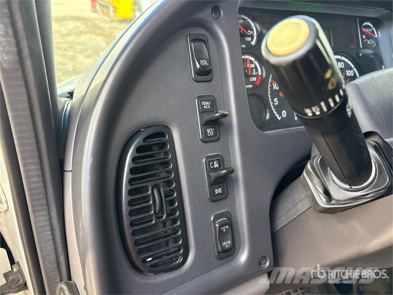 Freightliner M2 106 4x2 Standard commercial box/van truck Van T Sanduk kamioni