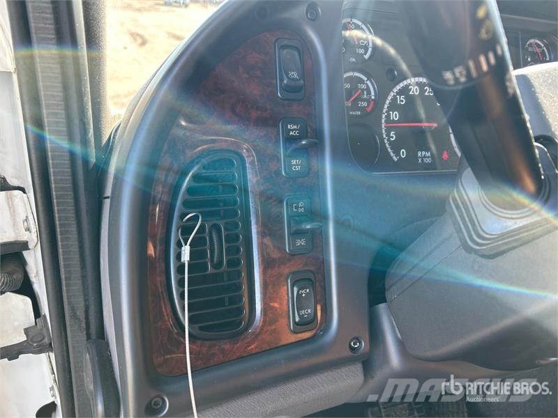 Freightliner M2 106 4x2 Van Truck Фургони