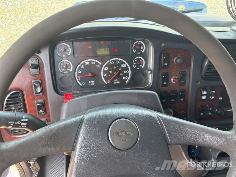 Freightliner M2 106 4x2 Extended Cab Rollback Truck Hinausautot