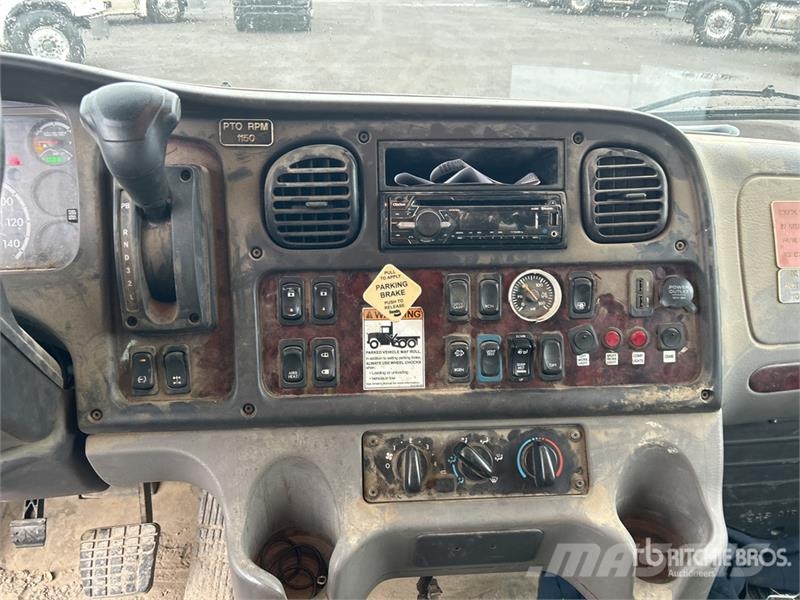 Freightliner M2 106 4x2 Extended Cab Service Truck Plogbilar