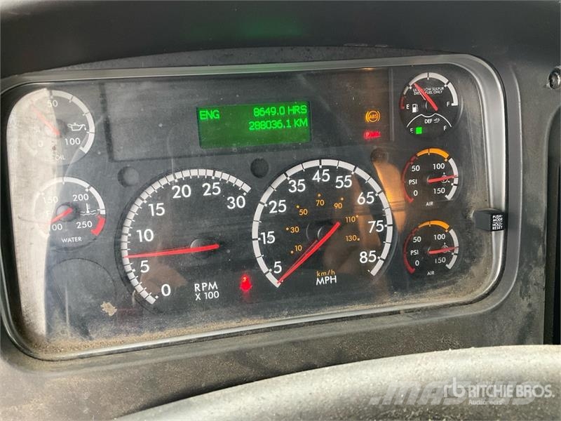 Freightliner M2 106 4x2 Van Truck Bakwagens met gesloten opbouw
