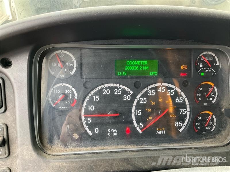 Freightliner M2 106 4x2 Van Truck Bakwagens met gesloten opbouw