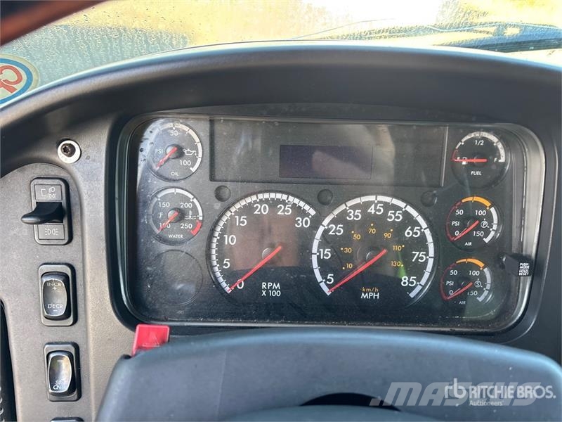 Freightliner M2 106 4x2 Van Truck Sunkvežimiai su dengtu kėbulu