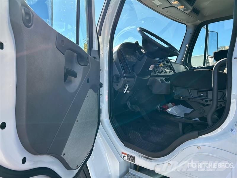 Freightliner M2 106 4x2 Van Truck Фургони