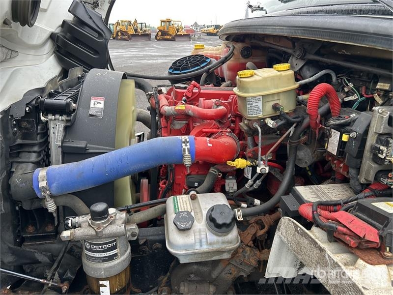Freightliner M2 106 4x2 Extended Cab Service Truck Plogbilar