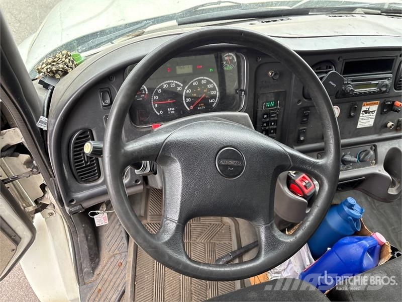 Freightliner M2 106 4x2 Van Truck Furgoonautod