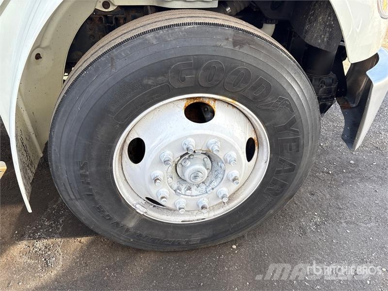Freightliner M2 106 4x2 Standard commercial box/van truck Van T Sanduk kamioni