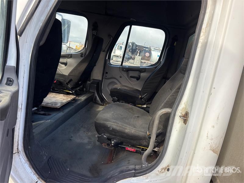 Freightliner M2 106 4x2 Crew Cab S/A Dump Truck Грузовики-Самосвалы