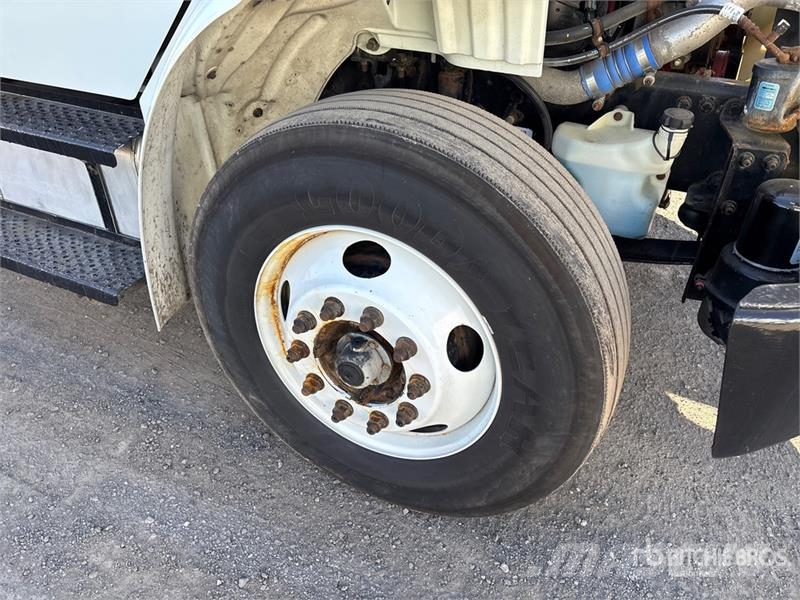 Freightliner M2 106 4x2 Van Truck Umpikorikuorma-autot