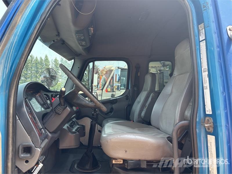 Freightliner M2 106 4x2 Extended Cab Rollback Truck Hinausautot