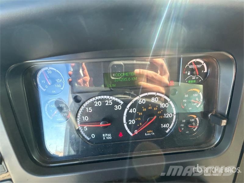 Freightliner M2 106 4x2 Van Truck Фургони
