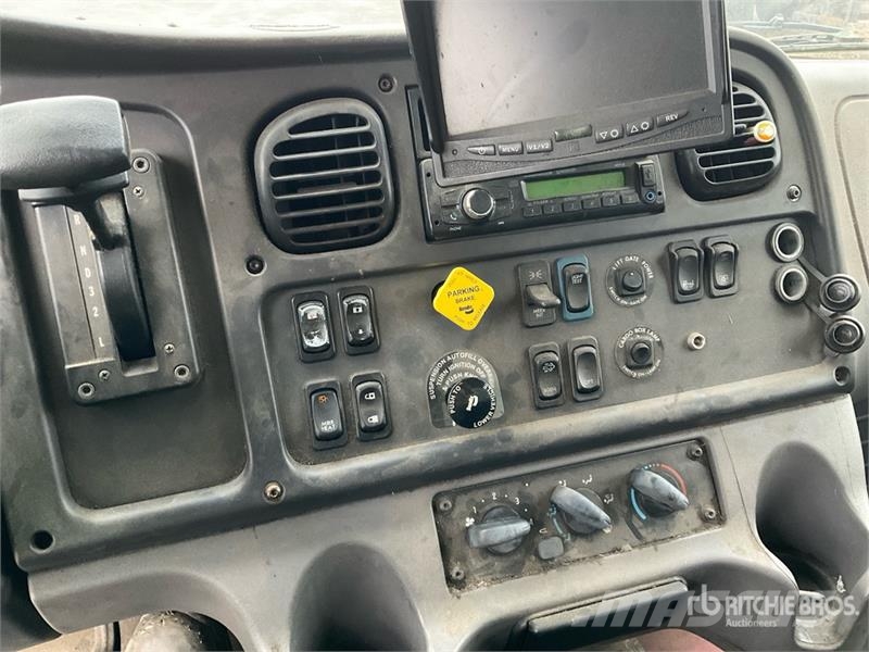 Freightliner M2 106 4x2 Van Truck Bakwagens met gesloten opbouw